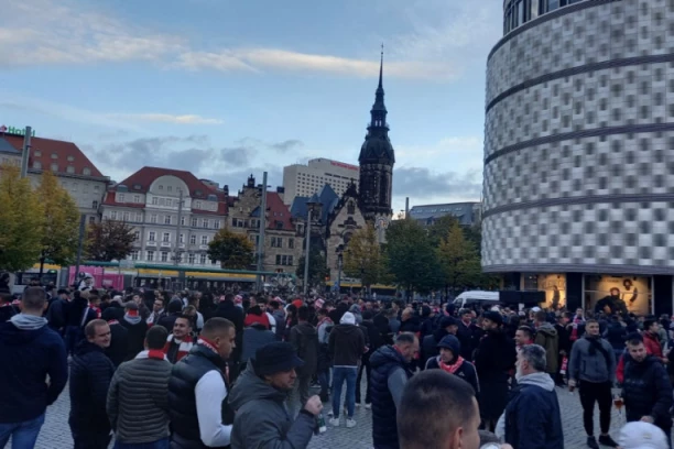POČELO JE, POČELO! Desant delija na trgu u Nemačkoj! Kada su stigli ONI, usledili su ZVIŽDUCI! (VIDEO)
