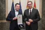 "ZAHVALNOST ČOVEKU KOJI JE NEUMORNIM RADIM IZVRŠIO ZNAČAJAN UTICAJ NA ODNOS SRBIJE SA AMERIKOM"! Oglasio se Vučić posle odlikovanja Ričarda Grenela! (FOTO)