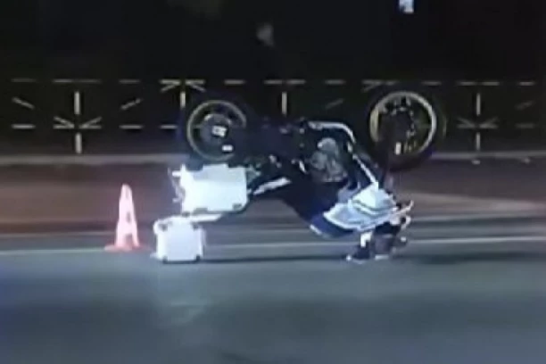 SAOBRAĆAJNA NEZGODA KOD TRSTENIKA: Motor se prevrnuo, policija na terenu! (VIDEO)