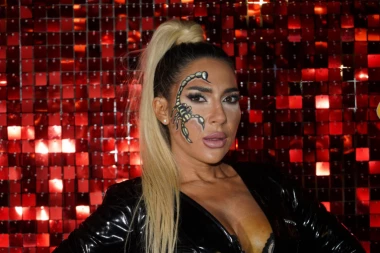 JOVANU JEREMIĆ ZATRPALI LUKS POKLONIMA: Dobila papreno skupa iznenađenja, ovo je čist GLAMUR! (FOTO)