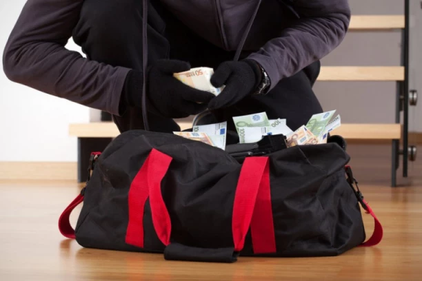 OTELI RANAC OD ŽENE U KOM SE NALAZILO 26.000 EVRA: Užas na Pančevačkoj pijaci!