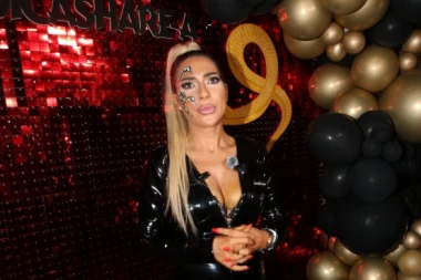 DIRLJIV PRIZOR! Na rođendan Jovane Jeremić stigao njen bivši suprug, voditeljka se latila mikrofona, majka je IZGRLILA! (VIDEO)