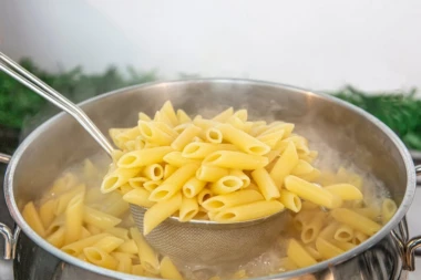 ZNATE LI KADA SE DODAJE SO U VODU ZA TESTENINU? Da bi jelo bilo ukusnije, postoji PRAVILO