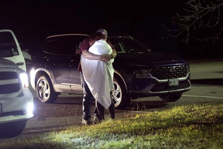 "LEŽALA SAM NA ĆERKI, MOJA MAJKA NA MENI!" Svedoci masovne pucnjave u SAD šokirani: Videli smo žrtve... (FOTO)