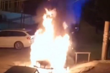 BUKTINJA PROGUTALA AUTOMOBIL NA ŽARKOVU! Zapalio se tokom vožnje, vatrogasci nisu uspeli da ga ugase! (VIDEO)