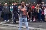 UŽASAVAJUĆE! SAM SEBE SEKAO MAKAZAMA NASRED ULICE: Policija je pokušala da ga zaustavi, ali njegovo ponašanje je bilo NEKONTROLISANO (UZNEMIRUJUĆI VIDEO)