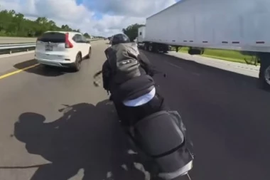 SAČEKALA GA KARMA: Bahati motociklista nasred puta sekao vozače, pa se brzinom od 130 km/h ZAKUCAO u auto! Evo kako je prošao
