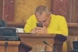 OSVAJAO BI VLAST, ALI KAD SE NASPAVA! Šok snimak iz Skupštine: Srđan Milivojević spava na radnom mestu (FOTO)