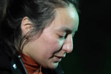 KAKO DA KAŽEM SINU DA NE ZNAM DA LI MU JE OTAC ŽIV ILI NE? Meri satima ispred bolnice u Luisvilu, čeka vesti o svom voljenom, njene reči KIDAJU DUŠU (VIDEO)