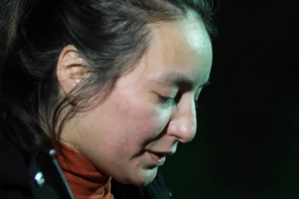 KAKO DA KAŽEM SINU DA NE ZNAM DA LI MU JE OTAC ŽIV ILI NE? Meri satima ispred bolnice u Luisvilu, čeka vesti o svom voljenom, njene reči KIDAJU DUŠU (VIDEO)