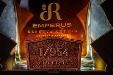 Nakon samo nekoliko dana aukcije: Najskuplja i najbolja SRPSKA RAKIJA dostigla cenu 3.000 EVRA!