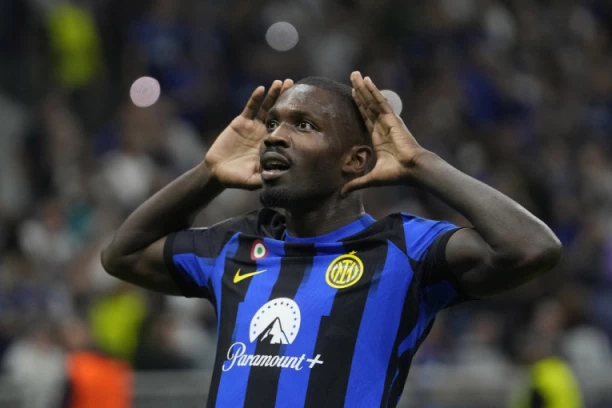 KAD TE ĆALE "ZADLANI" JER PROZIVAŠ KLUB ČIJA JE ON LEGENDA: Urnebesna scena oca i sina Tirama na proslavi titule Intera (VIDEO)