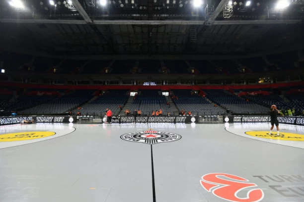 LUDILO U NAJAVI! Pogledajte ATMOSFERU ispred Arene pred početak derbija! (VIDEO)