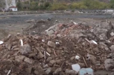 SKANDALOZNO: Ljudski ostaci sa starog srpskog groblja u Kosovskoj Mitrovici završili na smetlištu!