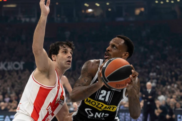 PREOKRETI SU OBELEŽILI DERBI: Crvena zvezda Meridianbet poklonila pobedu rivalu - crno-beli slavili nakon drame!