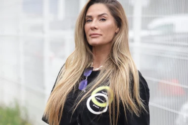 PROCURILA GOLA SLIKA ANE ĆURČIĆ: Grudi prekrila minijaturnim peškirom, ovakvu je NIKADA niste videli!