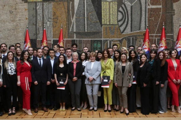 NAJBOLJE SU ONE KARIJERE KOJE SU SE SAME GRADILE: Ministarka Grujičić uručila ugovore o radu najboljim diplomcima medicine! (FOTO)