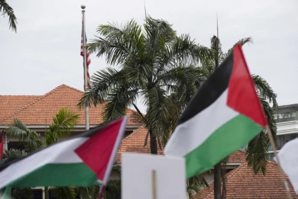 PAZARCI POŠLI PO MLADU SA PALESTINSKIM ZASTAVAMA: Na Brnjaku ih zaustavila takozvana kosovska policija