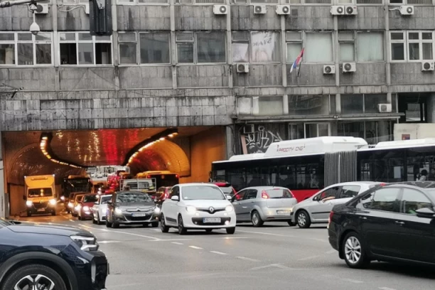 ZBOG VOZAČA GRADSKOG AUTOBUSA, LJUDI CVOKOTALI NA MINUSU! Na niskim temperaturama vozio ljude OTVORENIH VRATA (FOTO)