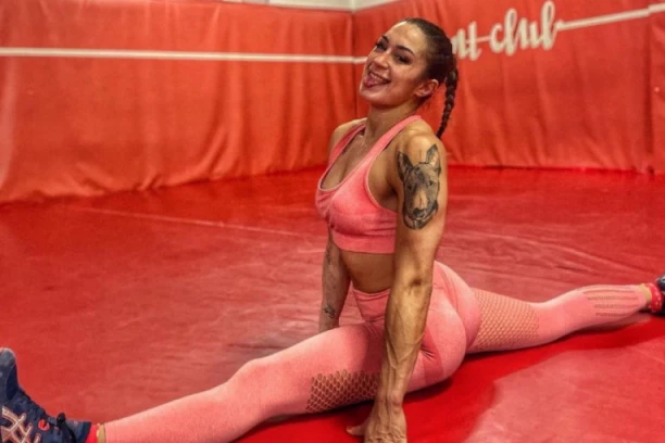 "SRPSKA PRINCEZA" BIJE KAO SVETI ILIJA: Bavi se ekstremnim sportom, a zbog sajta za odrasle doživela je velike neprijatnosti! (FOTO GALERIJA, VIDEO)