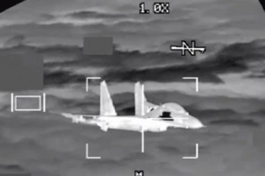 DRAMATIČNO!LUDAČKI MANEVAR KINESKOG PILOTA: Zaleteo se u američki bombarder, sudar izbegnut ZA DLAKU (VIDEO)