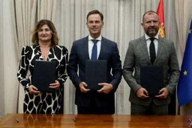 ''POKAZALI SMO DA SE SNOVI U SRBIJI OSTVARUJU''! Potpisani ugovori sa novim vlasnicima stanova dobijenih u nagradnoj igri '''Uzmi račun i pobedi''