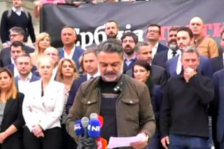 SAD JE POSTALO JASNO KOLIKU PODRŠKU IMAJU! Opozicija skupila više novinara na skupu nego naroda