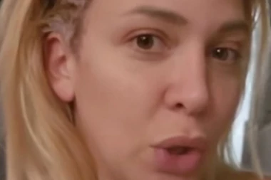 NAŠA PEVAČICA VIŠE NE IDE KOD FRIZERA, FARBA SE PO KUĆAMA: Presekla, više neće da baca pare na SKUPE SALONE!