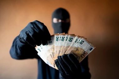 ŽENA NE ZNA ŠTA JE SNAŠLO! Na drzak način joj oteli torbu, a mučna baka tek prodala stan - ogromna svota novca nestala u tren oka