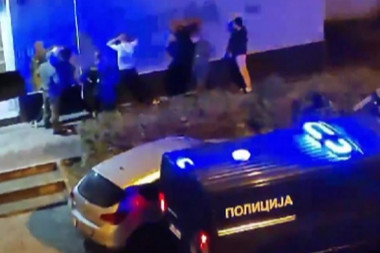 MUŠKARCI PRIBIJENI UZA ZID, POLICIJA IH OPKOLILA: Akcija u Novom Sadu! (VIDEO)