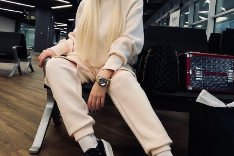 Aleks Nikolić pozira na aerodromu