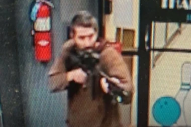 MASOVNI UBICA IZ SAD PRE SAMOUBISTVA OSTAVIO PORUKU SINU: Policija pronašla papir i ostala bez reči!