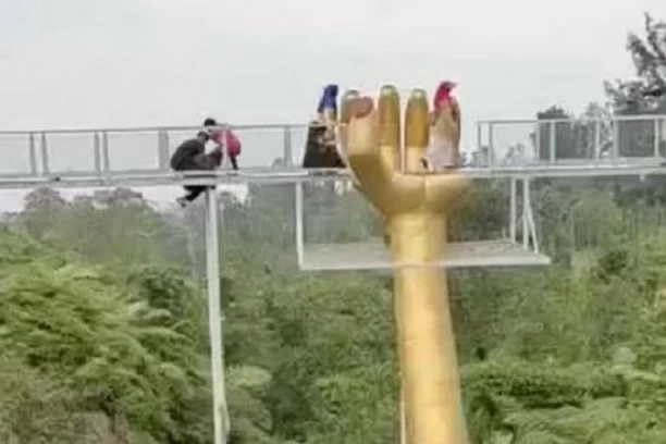 VRIŠTALI SU I PLAKALI, MOLILI ZA SPAS: Užas na poznatom turističkom mostu! STAKLO POD NOGAMA POPUCALO, jedan mrtav a troje povređeno!