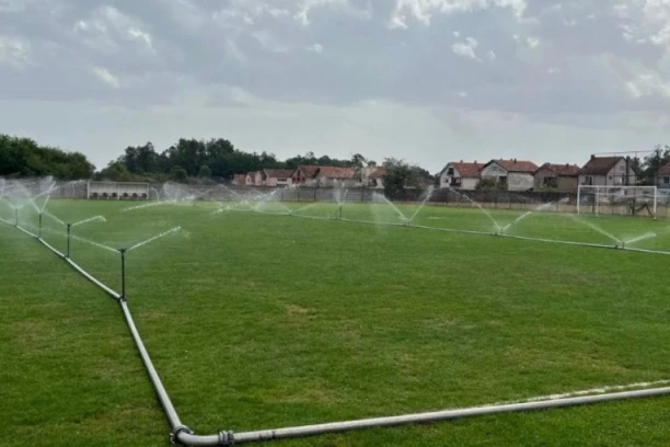 USLOVI SU SVE BOLJI: Agilno rukovodstvo vredno radi - travnata podloga u Bogatiću uskoro će biti kao na Vembliju! (FOTO, VIDEO)