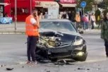 TEŠKA SAOBRAĆAJKA U NOVOM SADU: Sudarila se dva automobila, jedan skroz smrskan, drugi završio na suprotnoj strani!