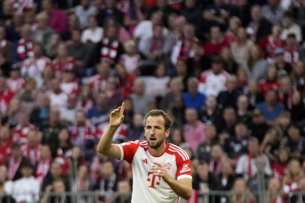 RAZGOROPAĐENI BAVARCI: Bajern brojao do osam - Hari Kejn zatresao mrežu sa polovine terena! (VIDEO)