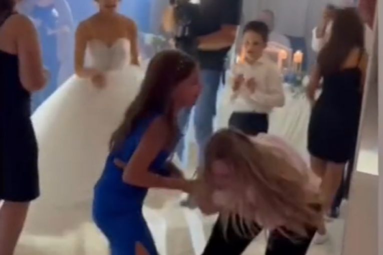 UMALO KRVOPROLIĆE NA SRPSKOJ SVADBI! Žene se potukle zbog bidermajera! DOK ŠOKIRANA MLADA ULEĆE U BORBU, NEKO VIČE: "ŠTA SAM NAPRAVIO"! (VIDEO)