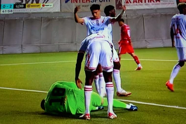 MALEROZNIH PET MINUTA ZA ZVEZDU: Điga KRVAV POSLE NOKAUTA, Glazer se PREVIJAO OD BOLOVA, stigle vesti o stanju!