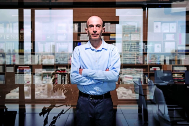 JUVAL NOA HARARI, JEDAN OD VODEĆIH ISTORIČARA I FILOZOFA DANAŠNJICE, O DRAMATIČNIM PROMENAMA KOJE SU VEĆ POČELE! Uskoro ćemo stvoriti superljude!