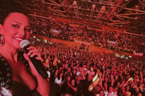 NAJSKUPLJA FOTKA SA PRIJINOG KONCERTA U SARAJEVU: Pevačica izvadila telefon, usledio MUK u Zetri! (FOTO)