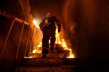 POŽAR NA NOVOM BEOGRADU: Buktinju gasi 25 vatrogasaca, šest vozila ispred zgrade u plamenu!