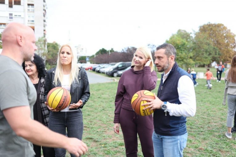 Basket 3x3 turnir u bloku 70. Najmlađima je lopte podelila potpredsednica Narodne skupštine Republike Srbije Sandra Božić