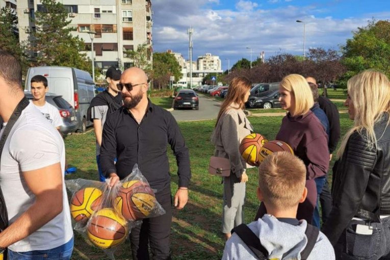 Basket 3x3 turnir u bloku 70. Najmlađima je lopte podelila potpredsednica Narodne skupštine Republike Srbije Sandra Božić
