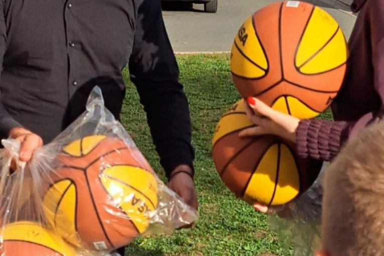 Basket 3x3 turnir u bloku 70. Najmlađima je lopte podelila potpredsednica Narodne skupštine Republike Srbije Sandra Božić