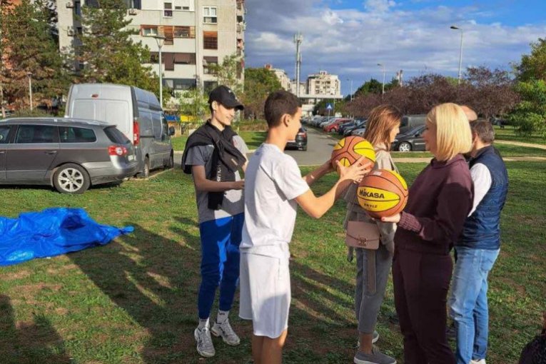Basket 3x3 turnir u bloku 70. Najmlađima je lopte podelila potpredsednica Narodne skupštine Republike Srbije Sandra Božić