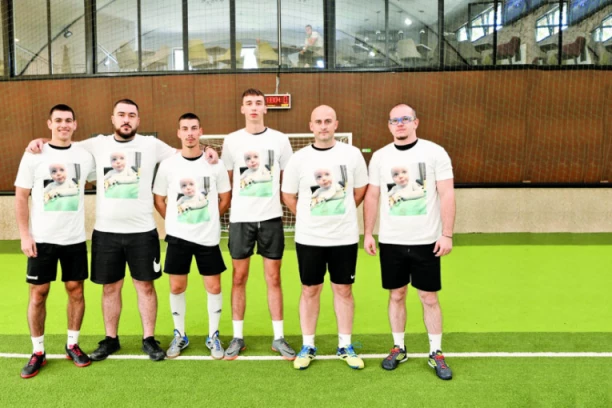 NA HUMANITARNOM FUDBALSKOM TURNIRU SKUPLJENO 270.000 DINARA ZA "DEČAKA LEPTIRA" VIKTORA PUTICU! Srbijo, svi na noge, Amerika nije daleko! 25 ODSTO NOVCA NEDOSTAJE ZA SPASONOSNU TERAPIJU!