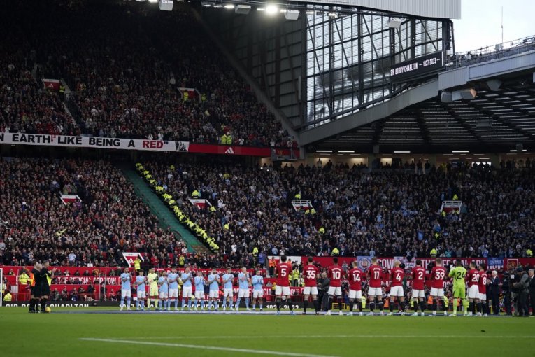 Old Traford se oprostio od Ser Bobija Čarltona