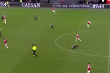 UŽAS: Fudbaler kolabirao na terenu - utakmica je istog momenta prekinuta! (VIDEO)
