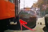 ŽESTOK UDES NA TROŠARINI: Tramvaj se zakucao u vozilo auto-škole, pogledajte trenutak udara (VIDEO)