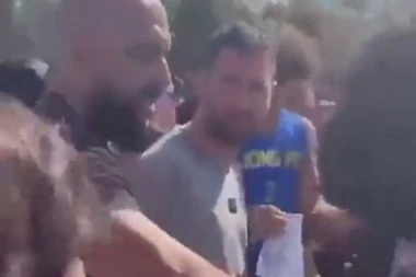 OVO JE HIT! Navijač pokušao Mesiju da URUČI Ronaldov dres! Reakcija Argentinca je ŠOKIRALA ceo svet! (VIDEO)